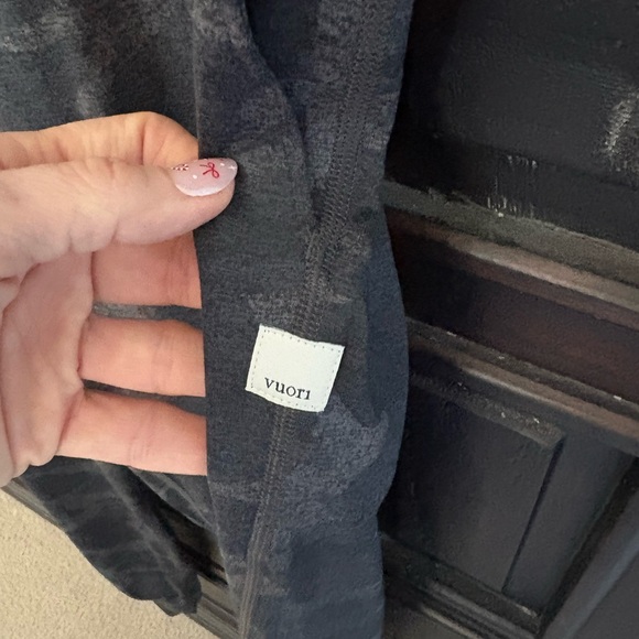 NWOT: Vuori Women's Performance Black Camouflage Jogger Pants- Size Medium - Picture 4 of 5